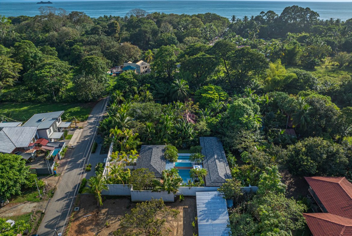 CASA OHANA LUXURY VILLA- WALKING DISTANCE TO THE BEACH- 0.22 ACRES