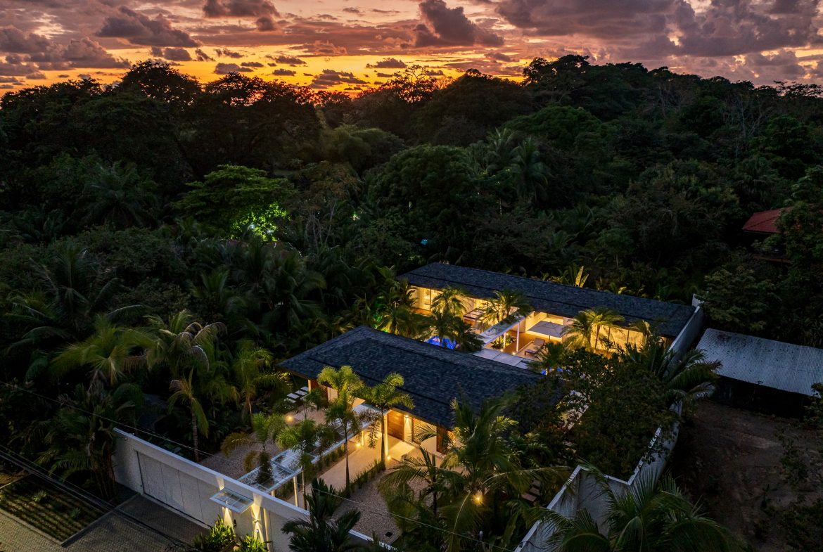 CASA OHANA LUXURY VILLA- WALKING DISTANCE TO THE BEACH- 0.22 ACRES
