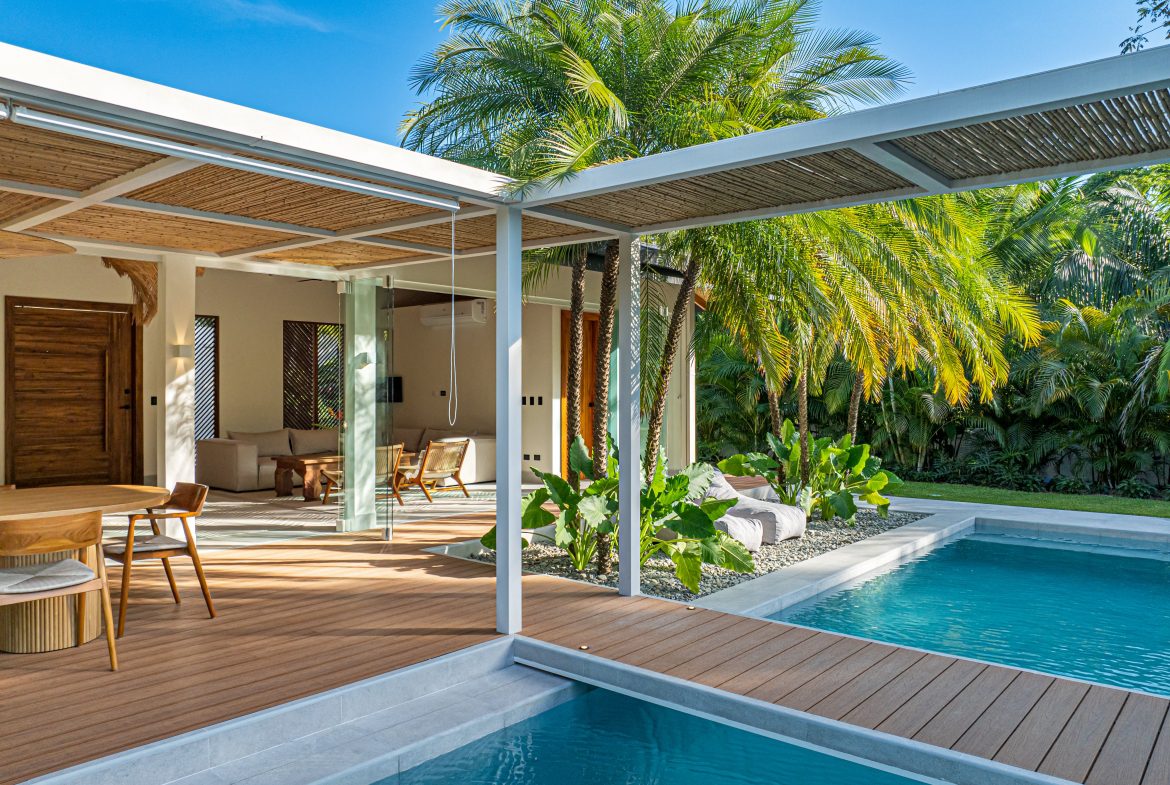 CASA OHANA LUXURY VILLA- WALKING DISTANCE TO THE BEACH- 0.22 ACRES