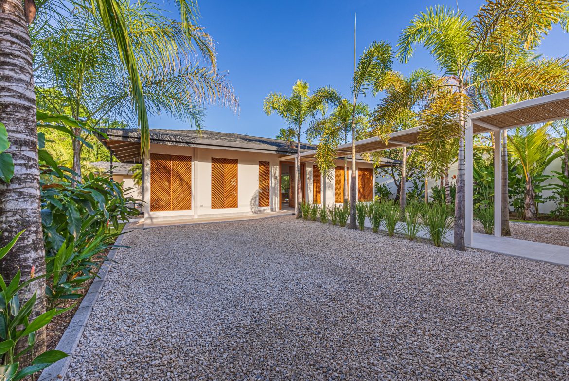 CASA OHANA LUXURY VILLA- WALKING DISTANCE TO THE BEACH- 0.22 ACRES