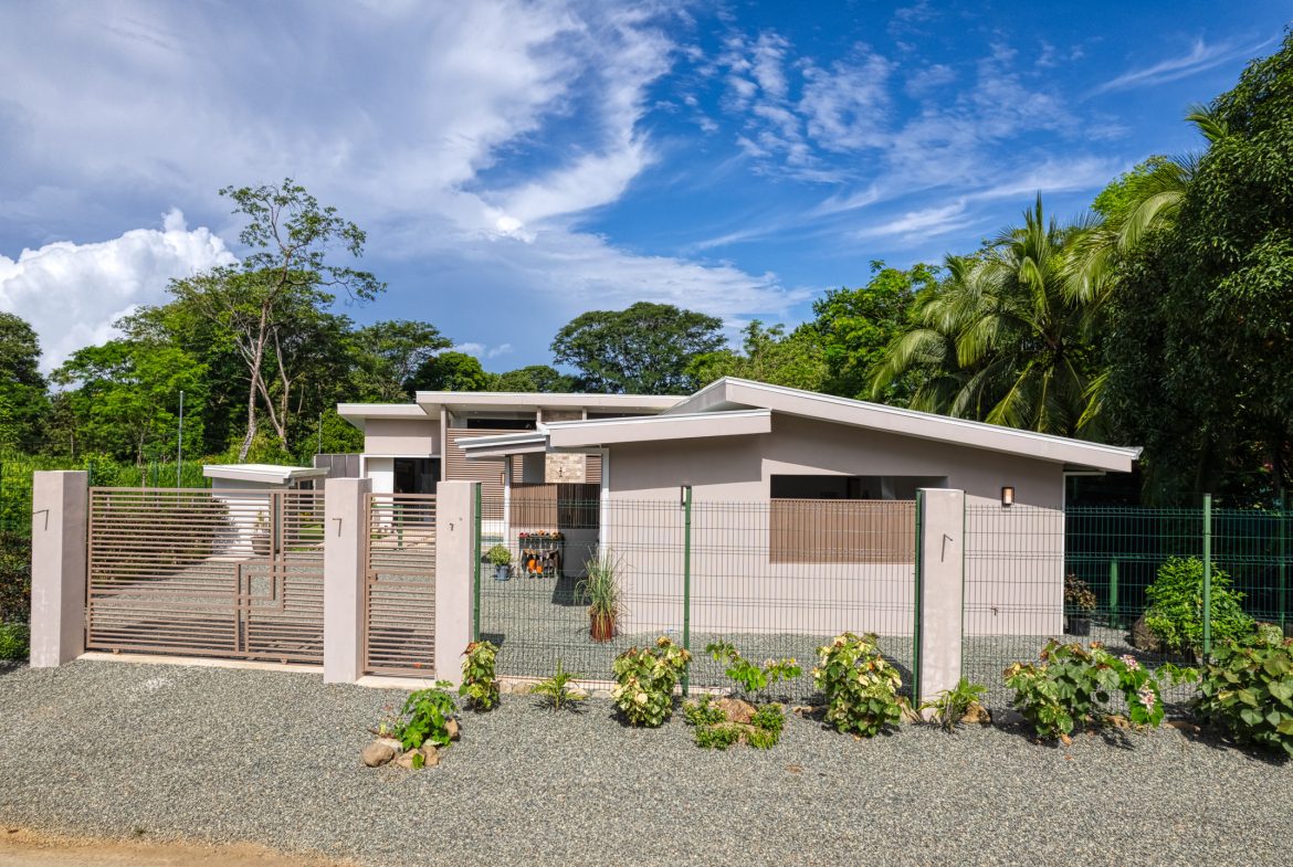 3 BEDROOM BEACH HOME IN THRIVING UVITA COMMUNITY – 0.14 ACRES, Uvita, Costa Rica — photo 2