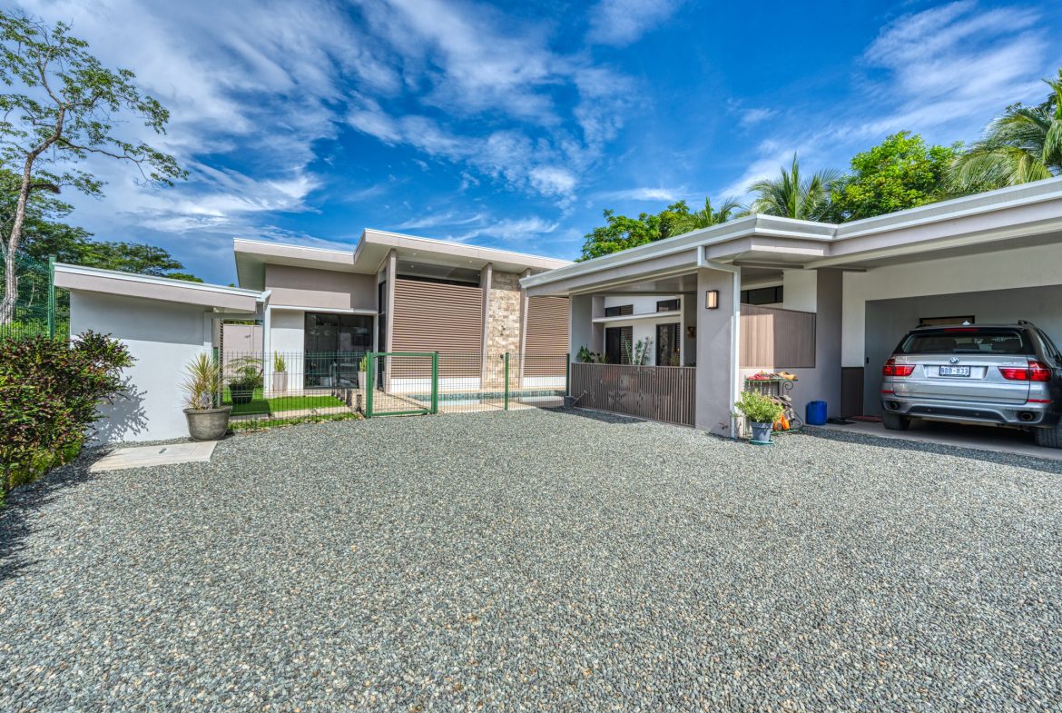 3 BEDROOM BEACH HOME IN THRIVING UVITA COMMUNITY – 0.14 ACRES