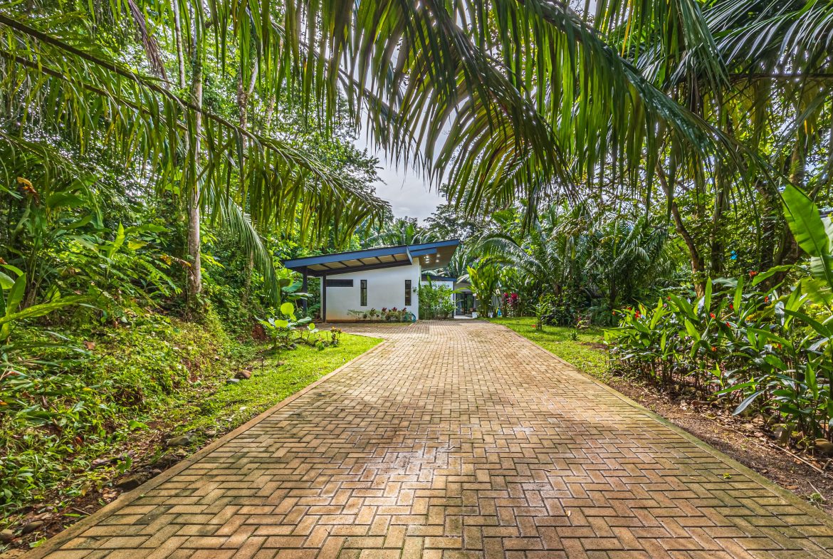 CASA PALMA VERDE – 3 Bedroom & 3 Bathroom Home with Bathtub and Big Pool – 0,71 ACRES