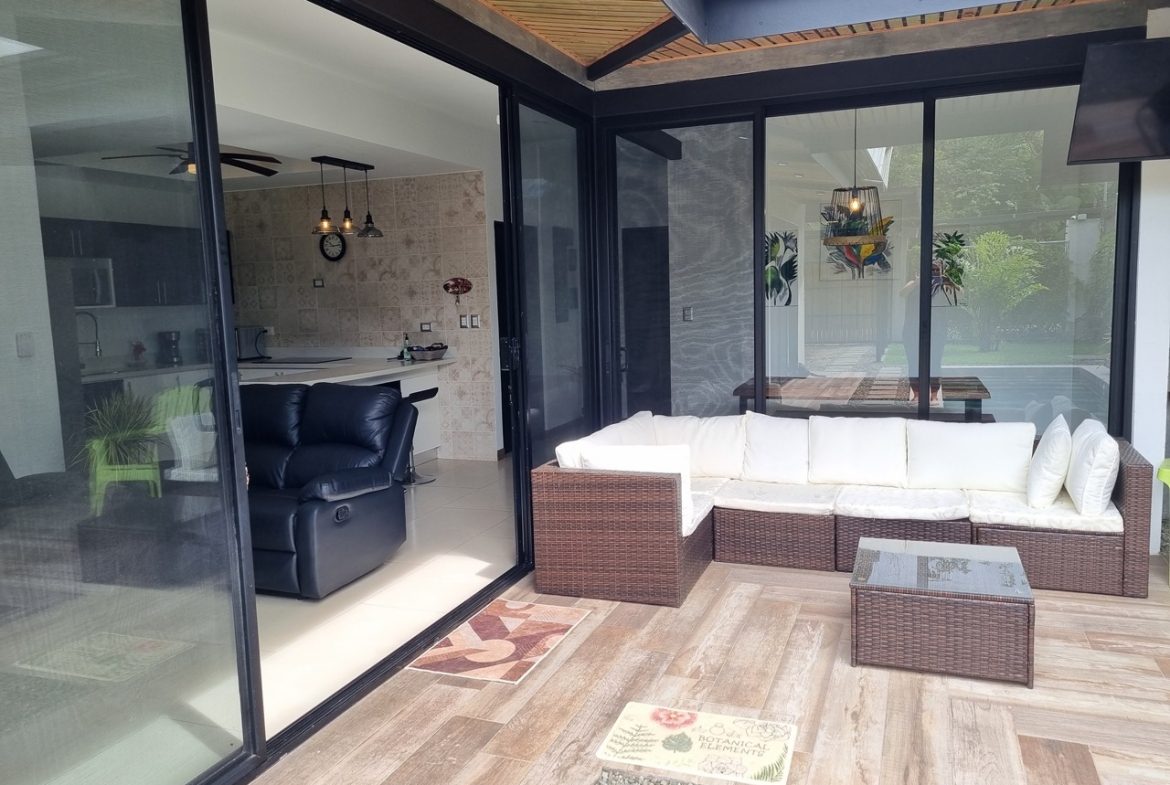 WALKING DISTANCE TO THE BEACH 3-BEDROOM TURN KEY HOUSE IN UVITA