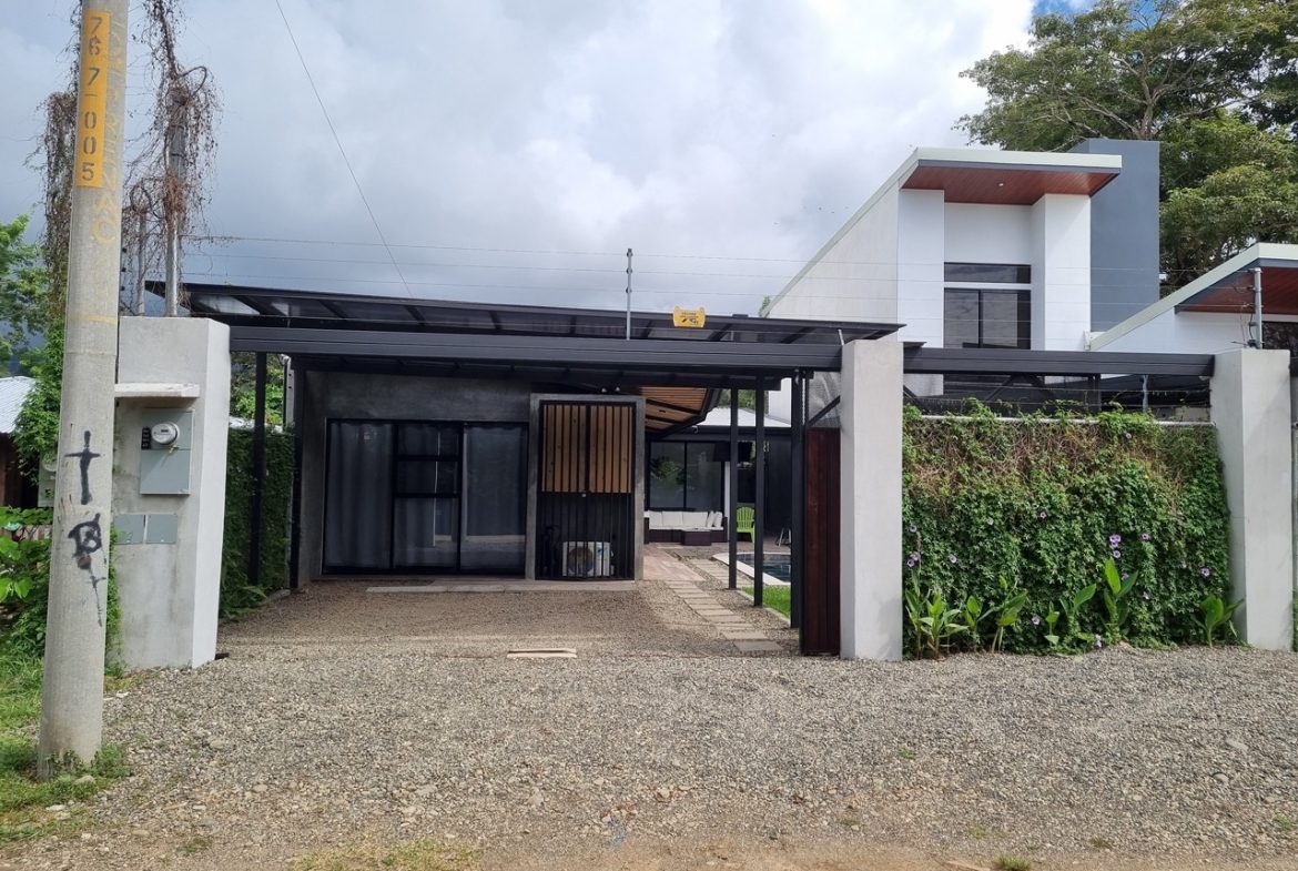 WALKING DISTANCE TO THE BEACH 3-BEDROOM TURN KEY HOUSE IN UVITA
