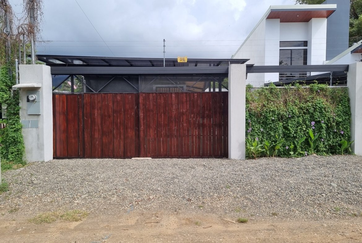 WALKING DISTANCE TO THE BEACH 3-BEDROOM TURN KEY HOUSE IN UVITA