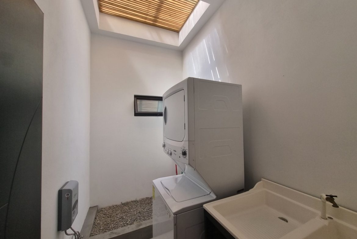 WALKING DISTANCE TO THE BEACH 3-BEDROOM TURN KEY HOUSE IN UVITA
