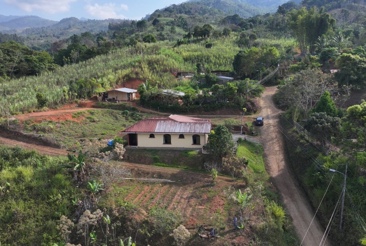 3 BEDROOM HOME IN A COOL CLIMATE WITH RIVER FRONTAGE – 1 ACRE