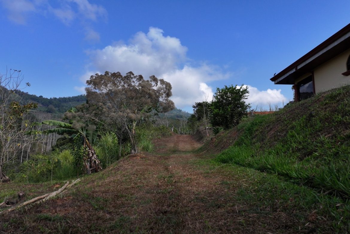 3 BEDROOM HOME IN A COOL CLIMATE WITH RIVER FRONTAGE – 1 ACRE