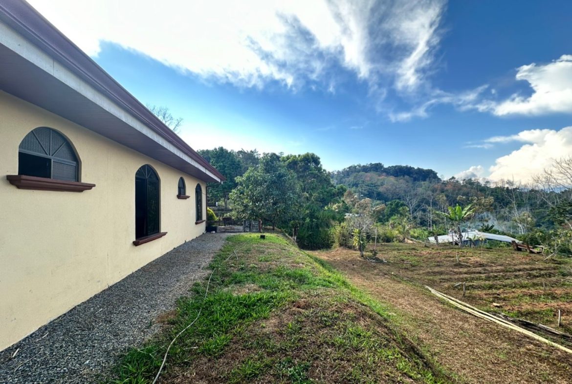 3 BEDROOM HOME IN A COOL CLIMATE WITH RIVER FRONTAGE – 1 ACRE