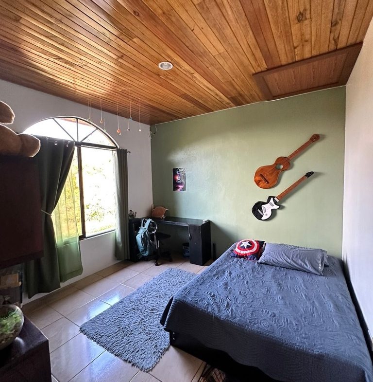 3 BEDROOM HOME IN A COOL CLIMATE WITH RIVER FRONTAGE – 1 ACRE