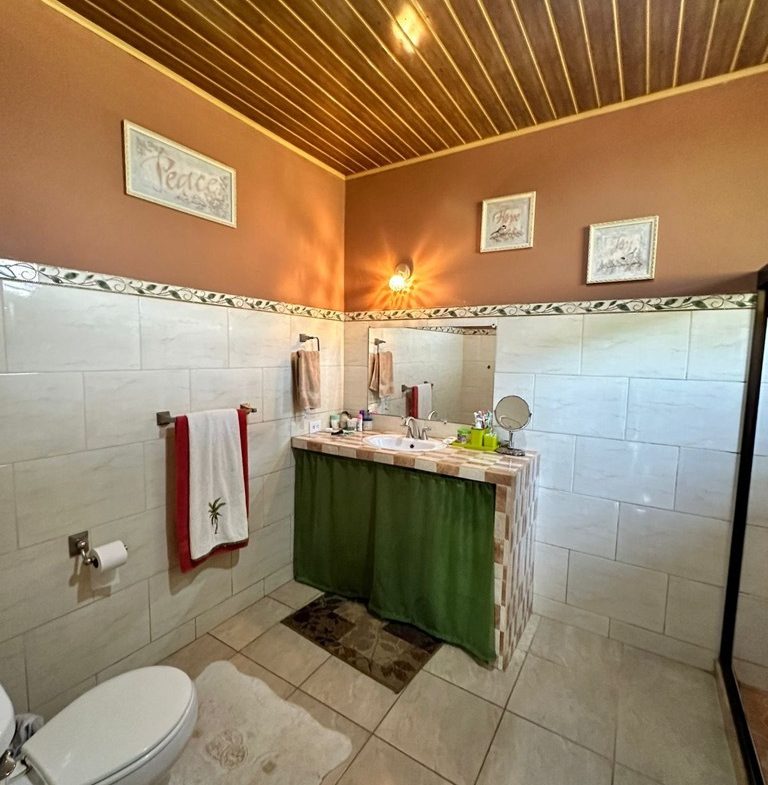 3 BEDROOM HOME IN A COOL CLIMATE WITH RIVER FRONTAGE – 1 ACRE