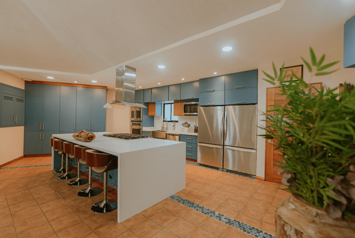 12 BEDROOM HOTEL IN MANUEL ANTONIO