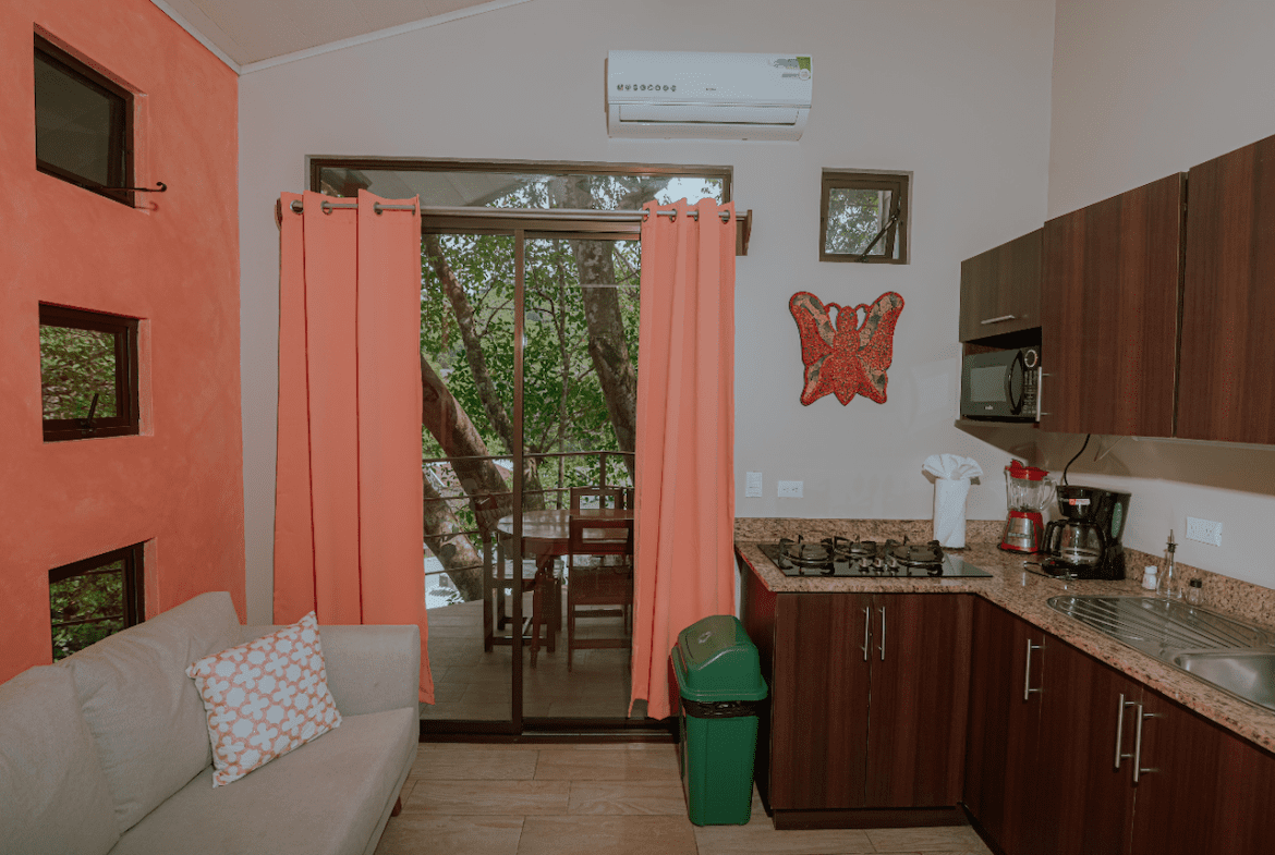 12 BEDROOM HOTEL IN MANUEL ANTONIO
