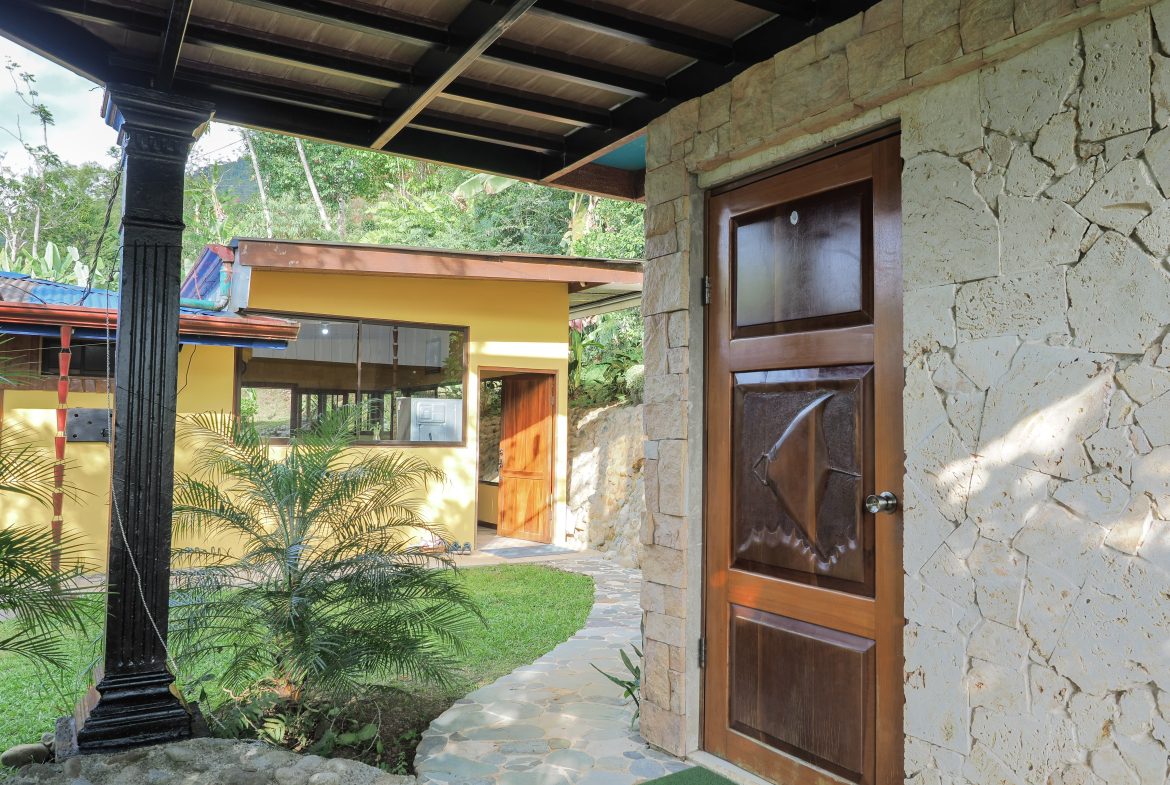 TURN KEY MOUNTAIN VIEW 2 BEDROOM HOUSE PLUS BUNGALOW WITH COOL CLIMATE AND PRIVACY – 0.8 ACRES