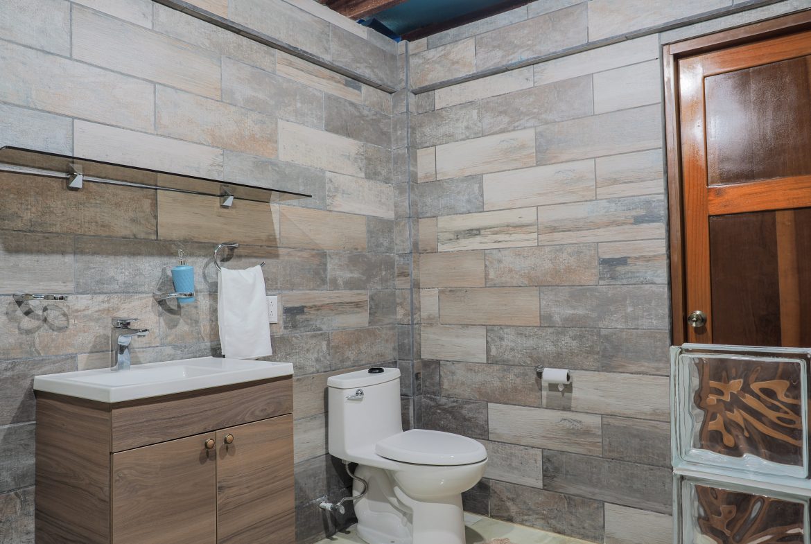 TURN KEY MOUNTAIN VIEW 2 BEDROOM HOUSE PLUS BUNGALOW WITH COOL CLIMATE AND PRIVACY – 0.8 ACRES