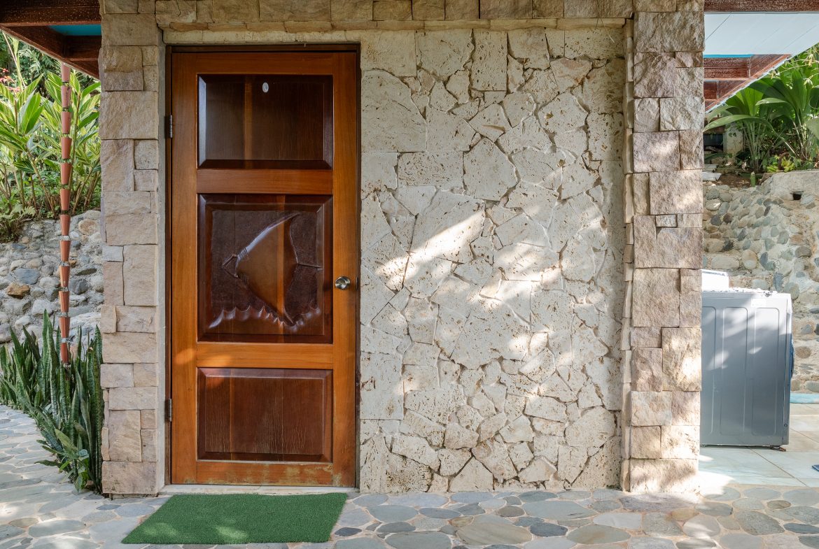 TURN KEY MOUNTAIN VIEW 2 BEDROOM HOUSE PLUS BUNGALOW WITH COOL CLIMATE AND PRIVACY – 0.8 ACRES