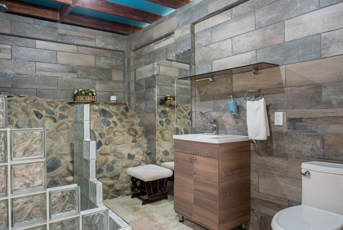 TURN KEY MOUNTAIN VIEW 2 BEDROOM HOUSE PLUS BUNGALOW WITH COOL CLIMATE AND PRIVACY – 0.8 ACRES