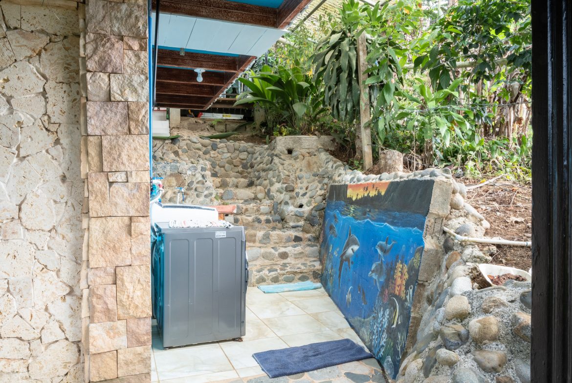 TURN KEY MOUNTAIN VIEW 2 BEDROOM HOUSE PLUS BUNGALOW WITH COOL CLIMATE AND PRIVACY – 0.8 ACRES
