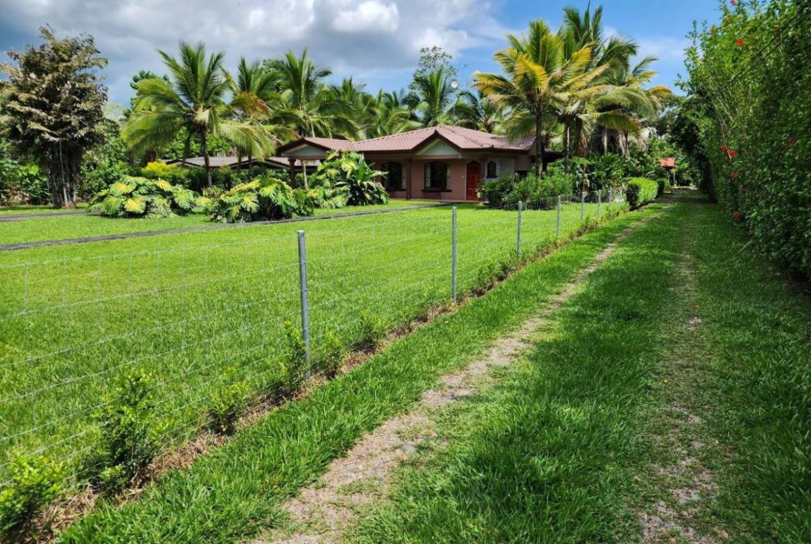 AMAZING OPPORTUNITY : 3 BEDROOM HOME PLUS GUEST HOUSE  , FRUIT TREES AND PRIVACY – 1.23 ACRES, Uvita, Costa Rica — photo 5