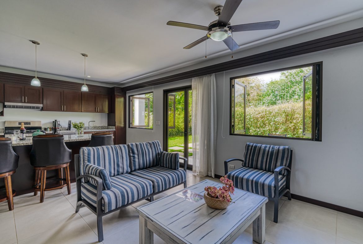 3 BEDROOM MODERN HOME WITH POOL WALKING DISTANCE TO EVERYTHING IN UVITA