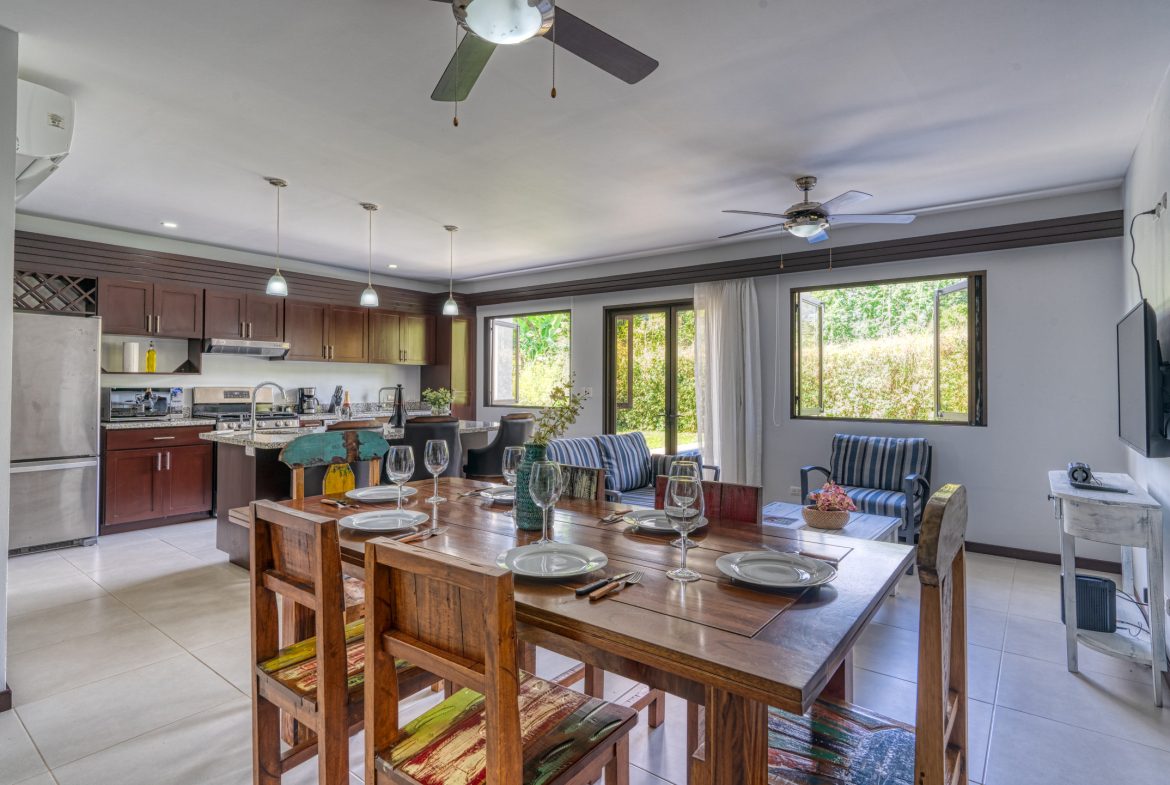 3 BEDROOM MODERN HOME WITH POOL WALKING DISTANCE TO EVERYTHING IN UVITA
