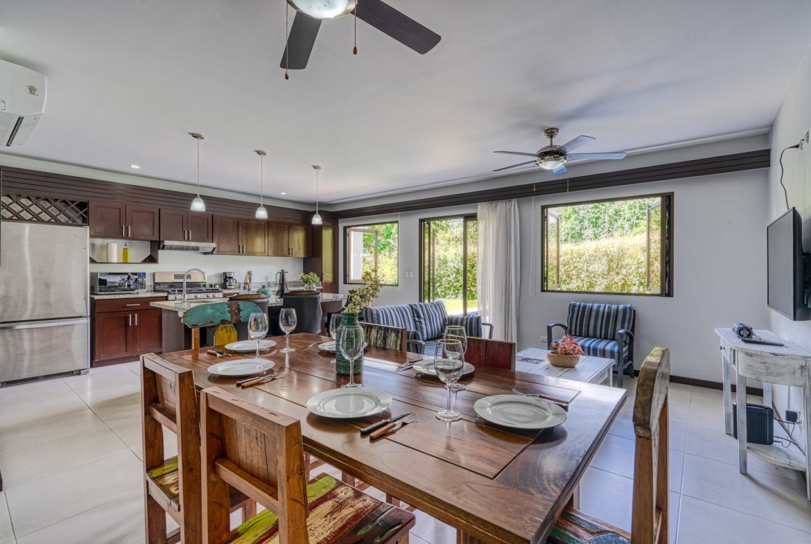 3 BEDROOM MODERN HOME WITH POOL WALKING DISTANCE TO EVERYTHING IN UVITA