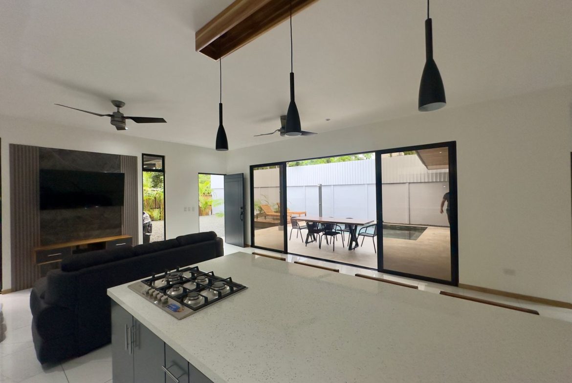 STUNNING 2-BEDROOM HOME IN TRANQUIL COMMUNITY – CLOSE TO MARINO BALLENA NATIONAL PARK – 0.11 ACRES, Uvita, Costa Rica — photo 3