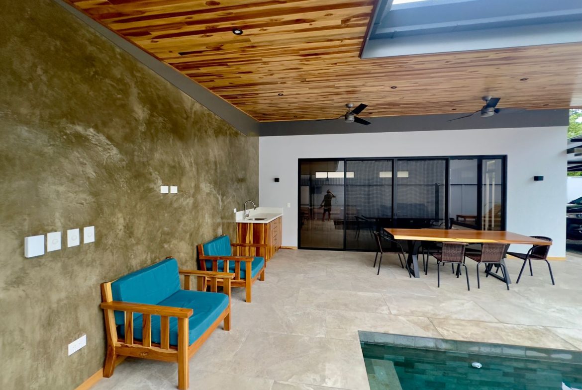 STUNNING 2-BEDROOM HOME IN TRANQUIL COMMUNITY – CLOSE TO MARINO BALLENA NATIONAL PARK – 0.11 ACRES