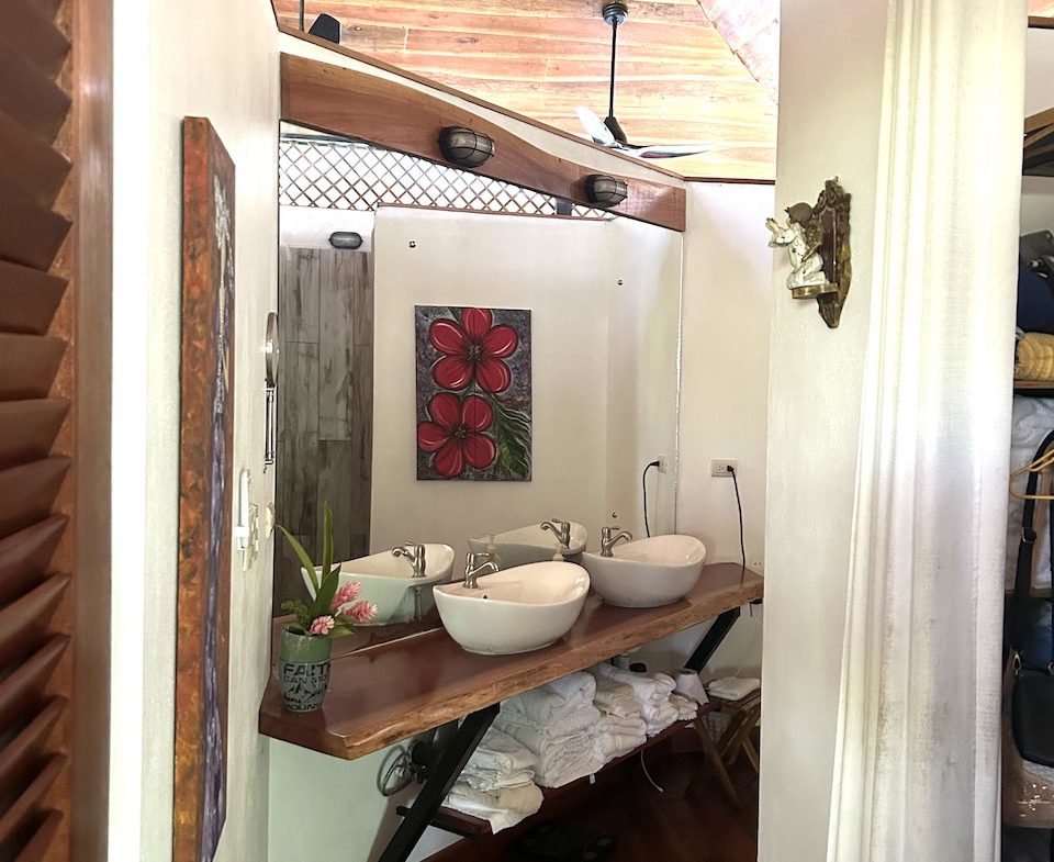 CASA BALI – 3 BEDROOM HOME WALKING DISTANCE TO THE BEACH