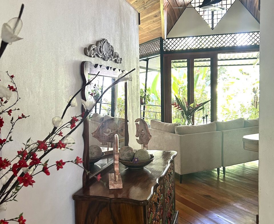 CASA BALI – 3 BEDROOM HOME WALKING DISTANCE TO THE BEACH