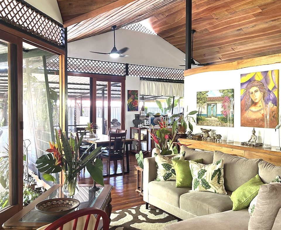 CASA BALI – 3 BEDROOM HOME WALKING DISTANCE TO THE BEACH