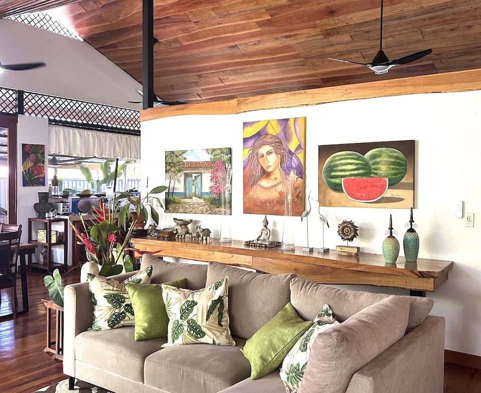 CASA BALI – 3 BEDROOM HOME WALKING DISTANCE TO THE BEACH