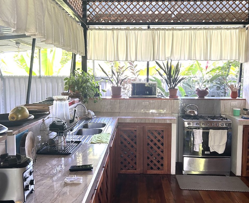 CASA BALI – 3 BEDROOM HOME WALKING DISTANCE TO THE BEACH