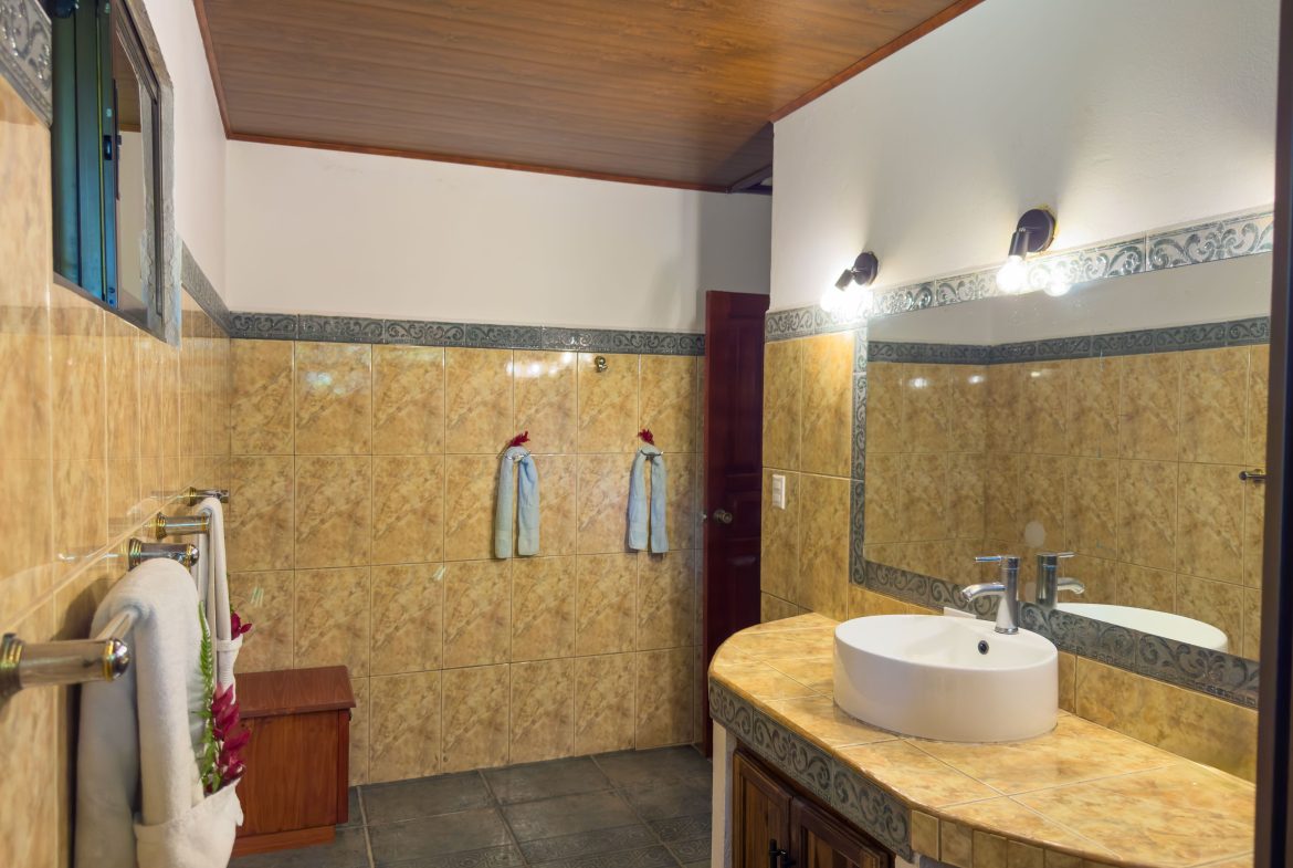 CASA MARIPOSA CONDOMINIUM IN THE HEART OF MANUEL ANTONIO