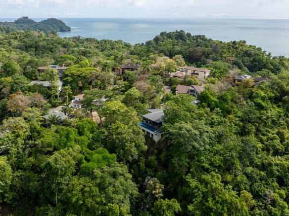 AMAZING 8 BEDROOMS HOME IN GATED COMMUNITY MANUEL ANTONIO 2.47 ACRES, Manuel Antonio, Costa Rica — photo 2