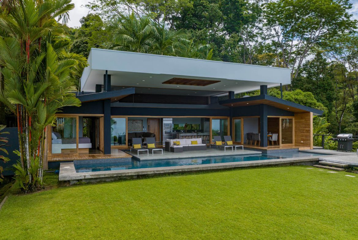 LUXURY OCEAN VIEW PROPERTY WITH HOUSE AND GUEST HOUSE – 7.36 ACRES