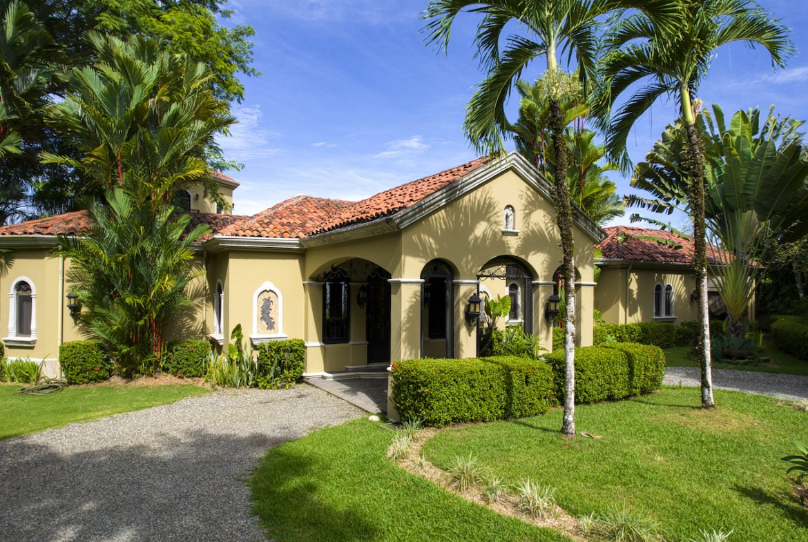 LUXURY COLONIAL-STYLE HOME WITH AMAZING OCEAN VIEWS