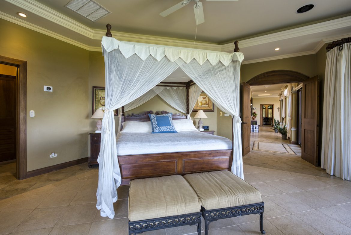 LUXURY COLONIAL-STYLE HOME WITH AMAZING OCEAN VIEWS