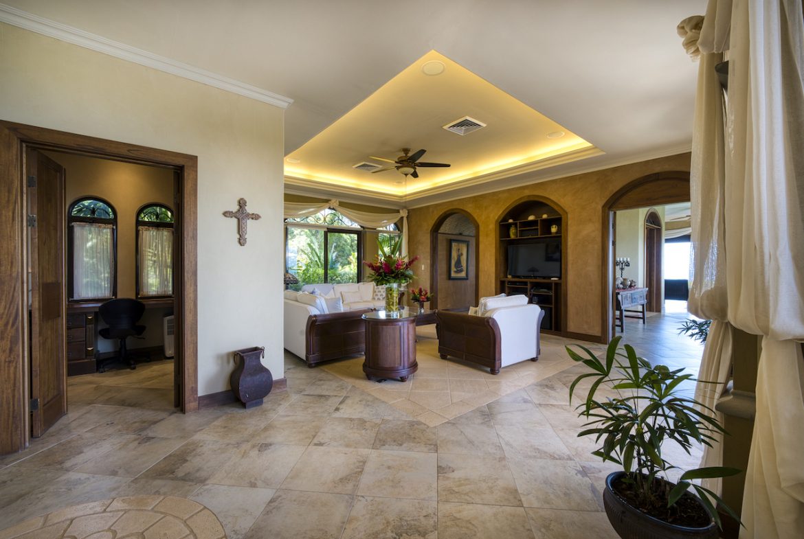 LUXURY COLONIAL-STYLE HOME WITH AMAZING OCEAN VIEWS