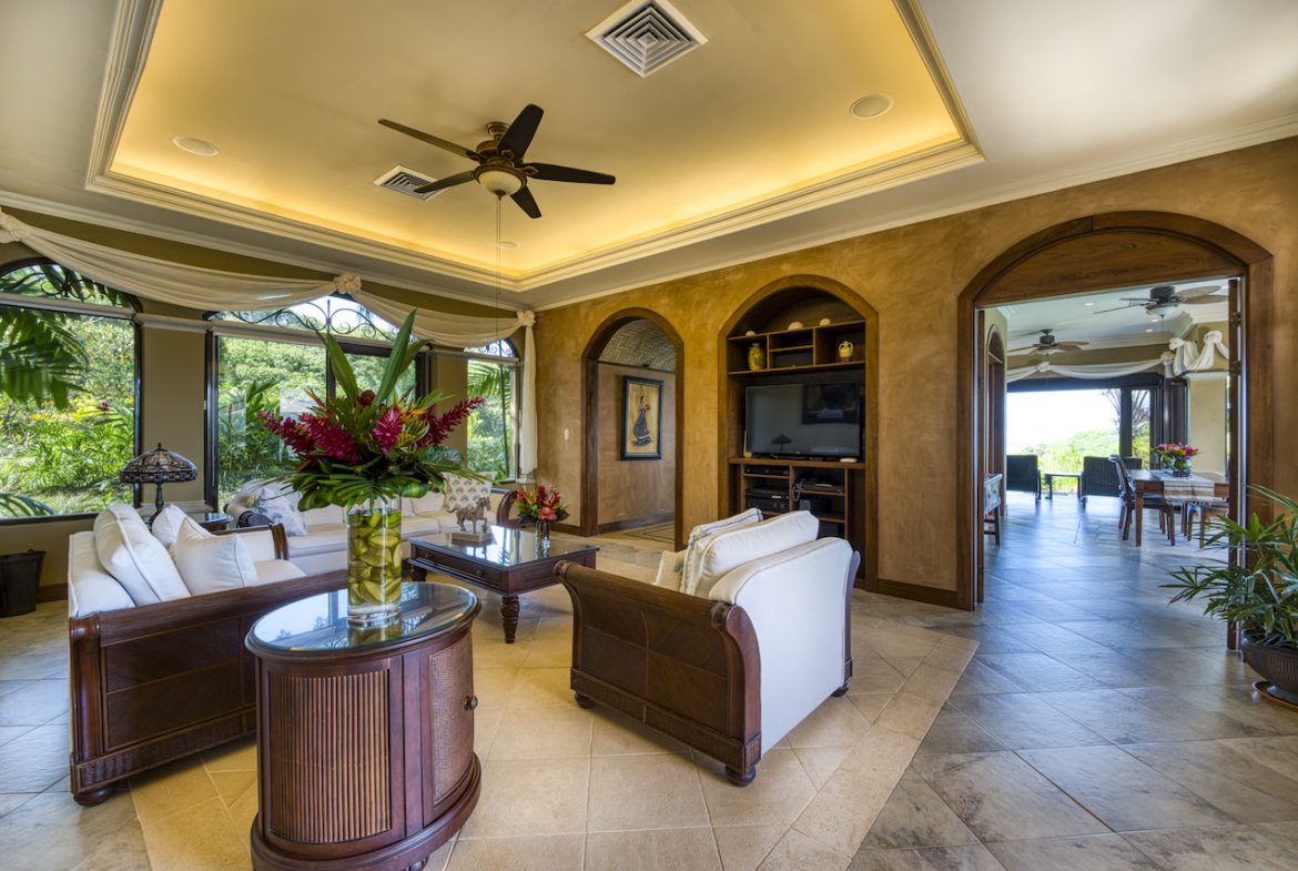 LUXURY COLONIAL-STYLE HOME WITH AMAZING OCEAN VIEWS