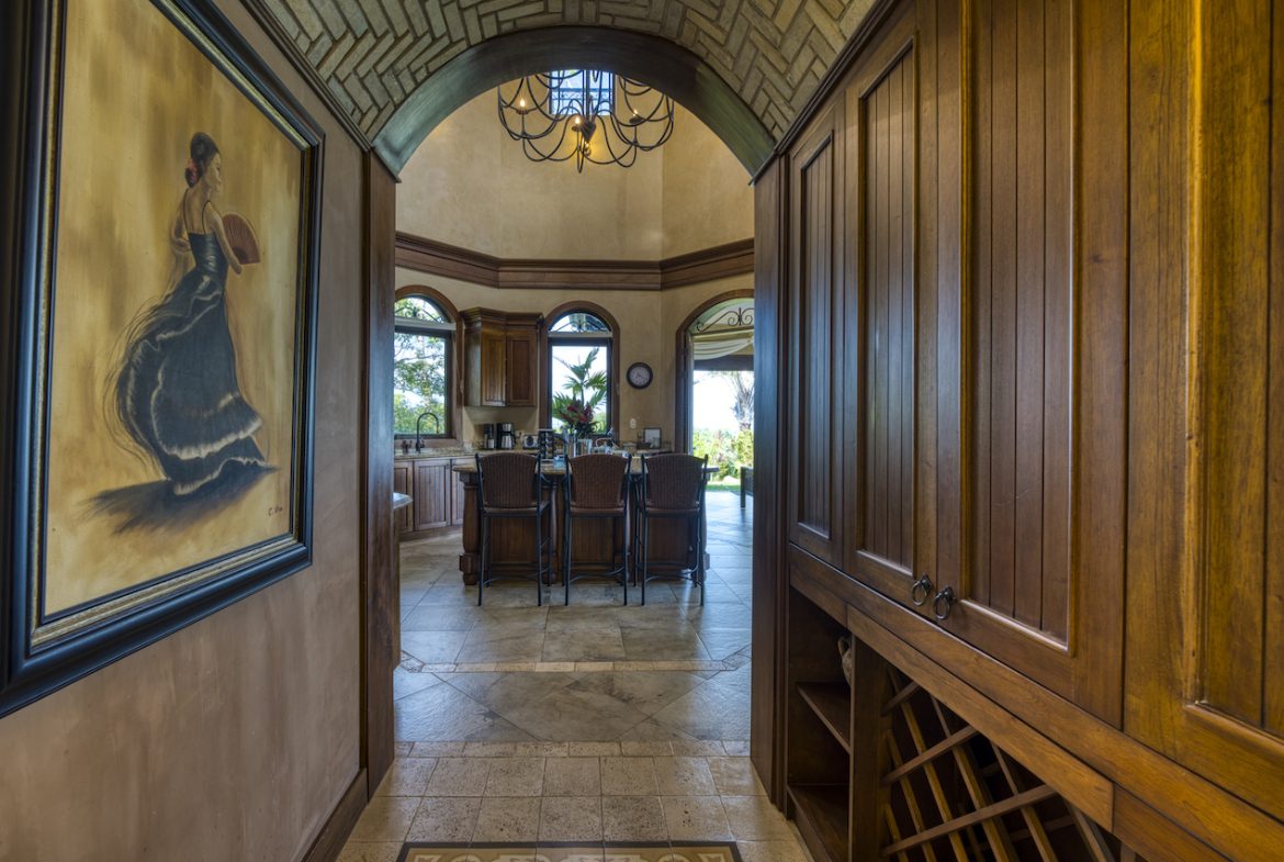 LUXURY COLONIAL-STYLE HOME WITH AMAZING OCEAN VIEWS