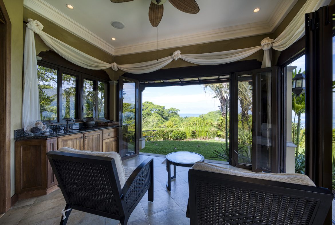 LUXURY COLONIAL-STYLE HOME WITH AMAZING OCEAN VIEWS