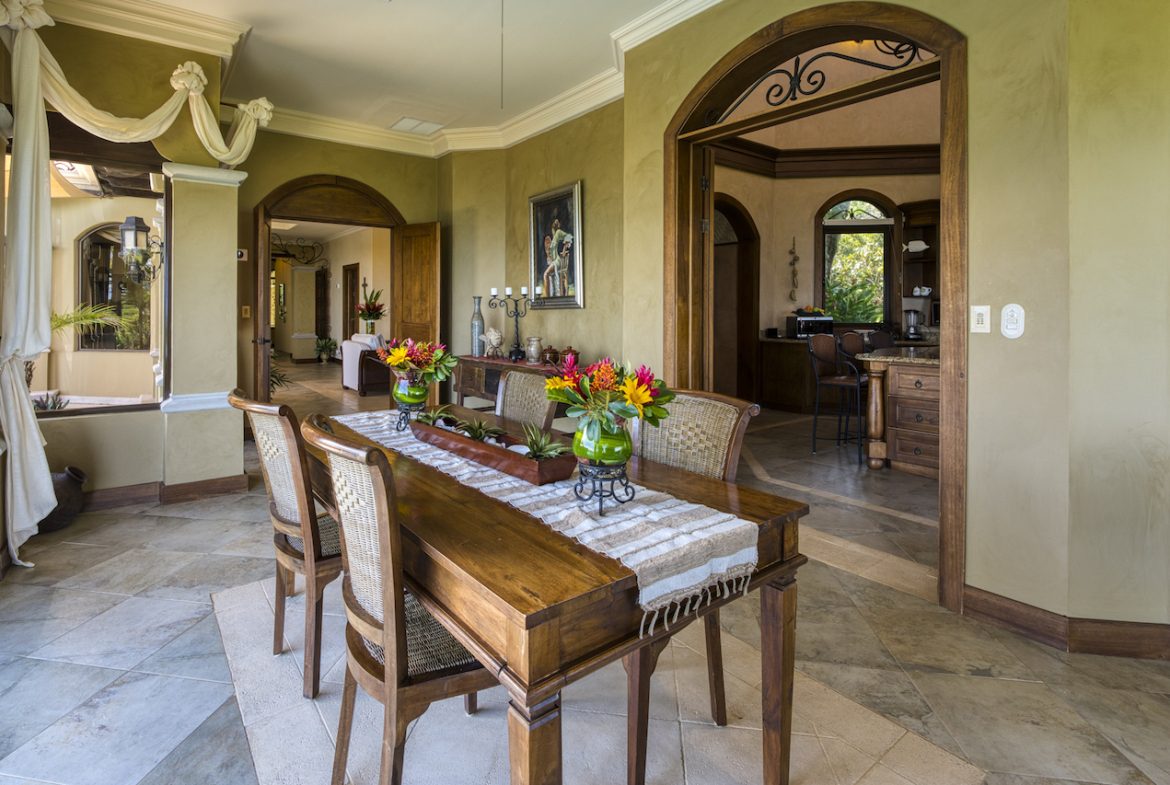 LUXURY COLONIAL-STYLE HOME WITH AMAZING OCEAN VIEWS