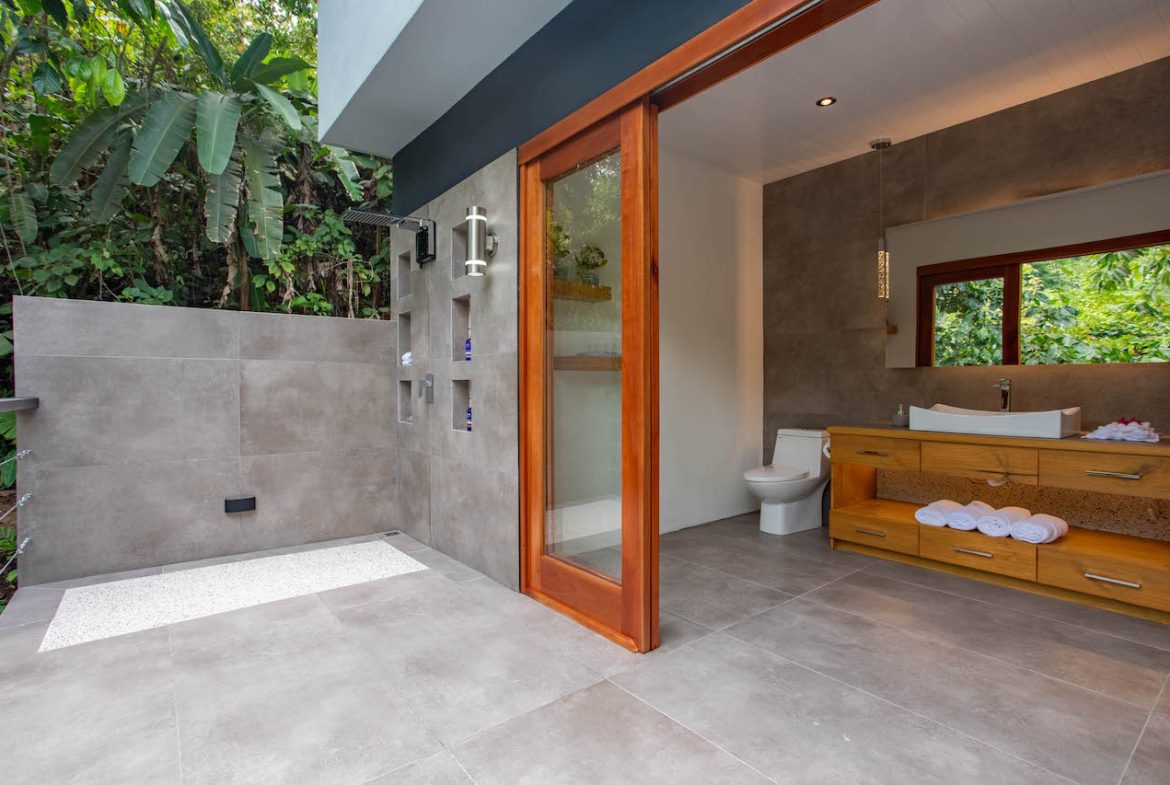 LUXURY OCEAN VIEW PROPERTY WITH HOUSE AND GUEST HOUSE – 7.36 ACRES