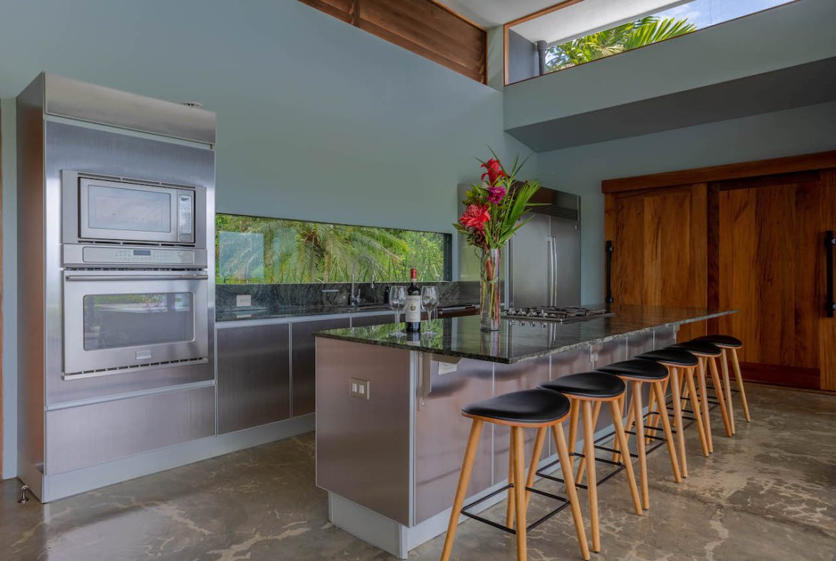 LUXURY OCEAN VIEW PROPERTY WITH HOUSE AND GUEST HOUSE – 7.36 ACRES