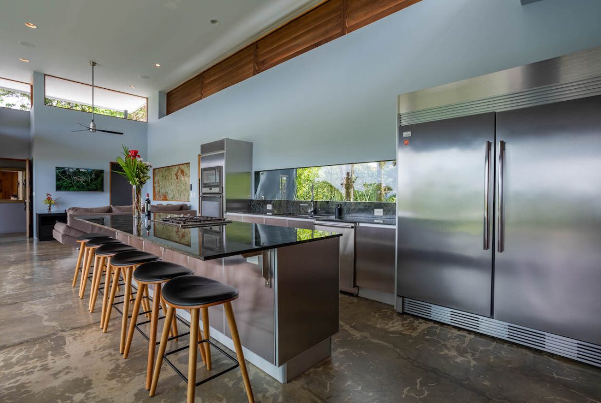 LUXURY OCEAN VIEW PROPERTY WITH HOUSE AND GUEST HOUSE – 7.36 ACRES