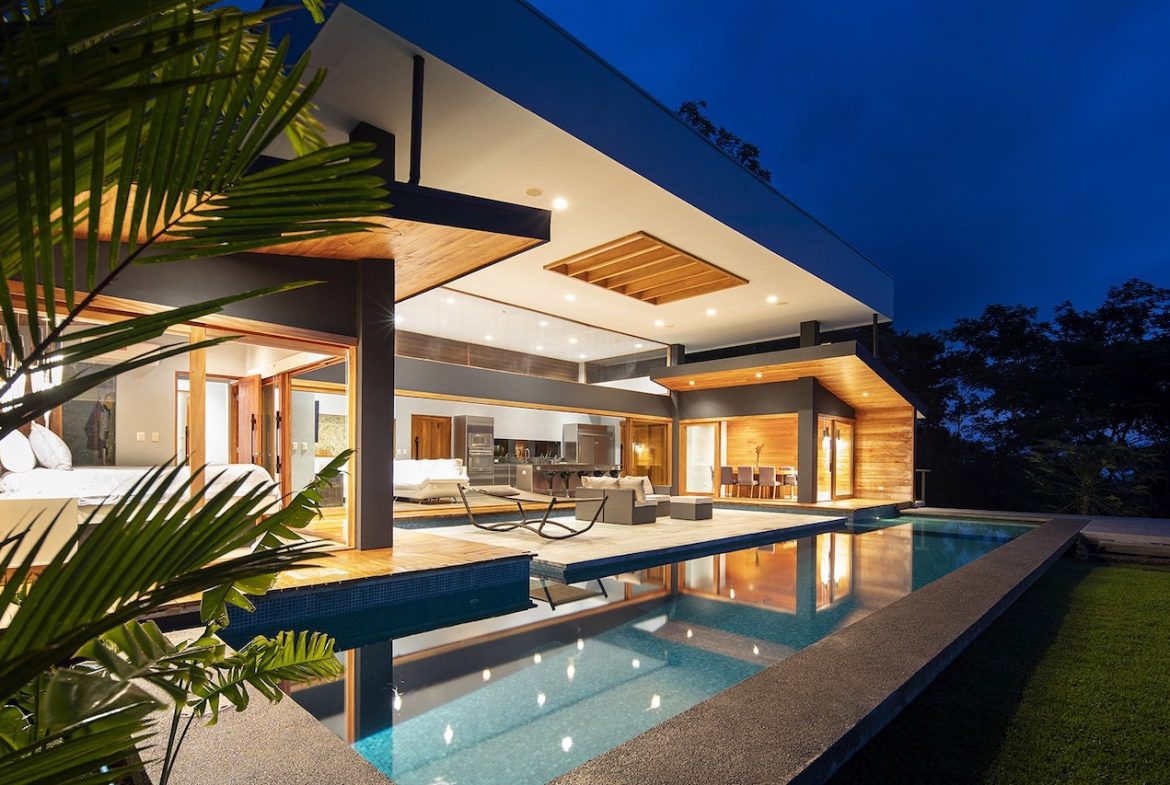 LUXURY OCEAN VIEW PROPERTY WITH HOUSE AND GUEST HOUSE – 7.36 ACRES