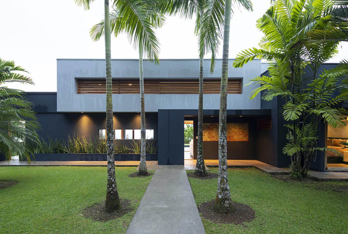 LUXURY OCEAN VIEW PROPERTY WITH HOUSE AND GUEST HOUSE – 7.36 ACRES