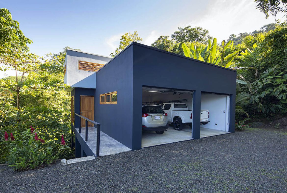 LUXURY OCEAN VIEW PROPERTY WITH HOUSE AND GUEST HOUSE – 7.36 ACRES